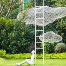 【不銹鋼人物雕塑云朵秋千裝置藝術雕塑售樓處景觀小品擺件城市雕塑圖片】不銹鋼人物雕塑云朵秋千裝置藝術雕塑售樓處景觀小品擺件城市雕塑